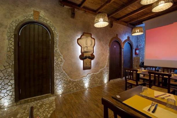 Palladian in travertine star in a restaurant in Rome.